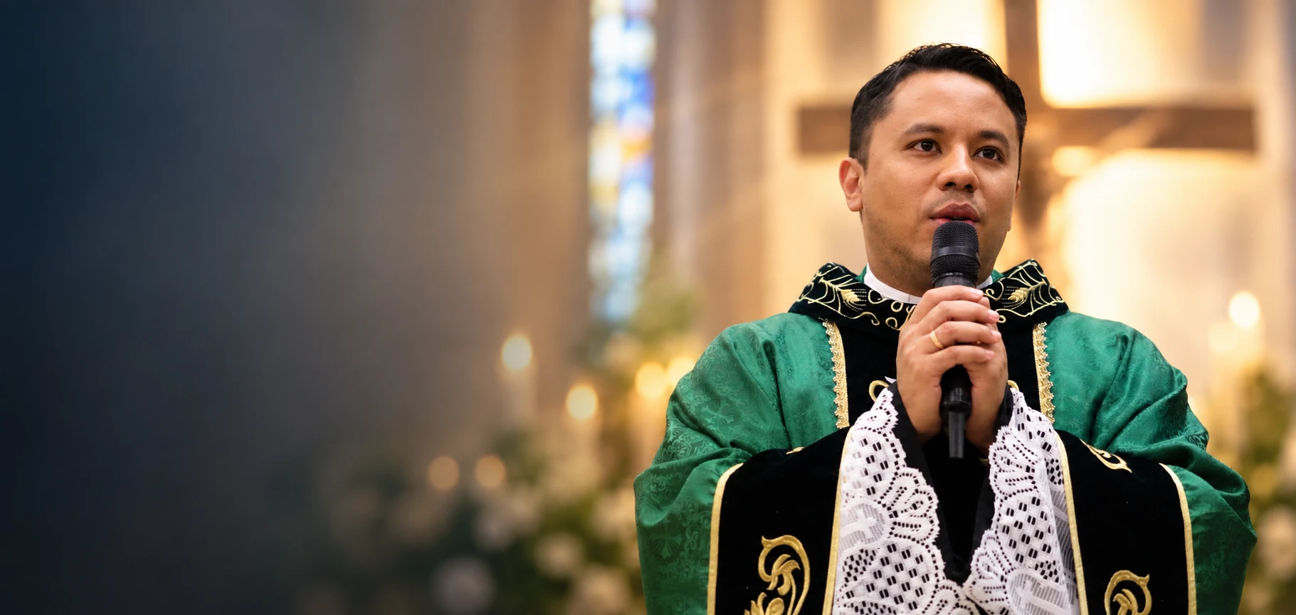 Padre Wagner pregando durante a Santa Missa, diante da cruz